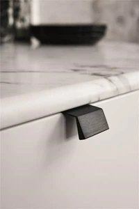 ידית רוכבת Bench שחור מט מוברש - 40 מ"מ Furnipart