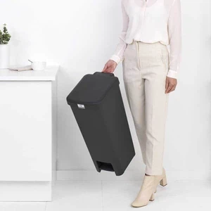 פח הפרדה StepUp פדל 40 ליטר - אפור כהה Brabantia