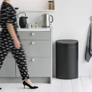 פח טאץ אובלי 40 ליטר - שחור מט Brabantia