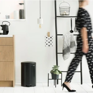 פח פדל 20 ליטר NewIcon - שחור מט Brabantia