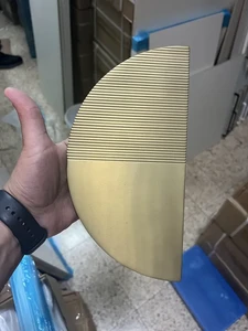 חצי עיגול 25 סמ גובה קיים בחלק וקיים בחצי חלק חצי פסים זהב מוברש